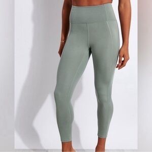 Girlfriend Rare Agave Leggings 7/8
Size Small